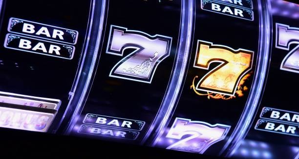 Mobile phone screen showing agen nalo Playtech Dragon Tiger table with live dealer and betting interface